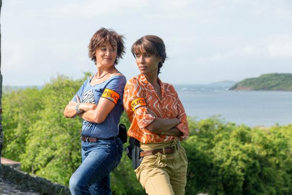 Bild 1 von 1: Nachdem eine Gerichtsverhandlung ein tödliches Ende gefunden hatte, ermitteln die Polizistinnen Gaëlle Crivelli (Béatrice de la Boulaye, l.) und Mélissa Sainte-Rose (Sonia Rolland, r.) in einem verzwickten Mordfall.