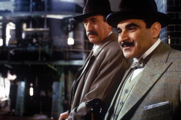 Bild 1 von 4: Im Bild: David Suchet (Hercules Poirot), Philip Jackson (Chief-Inspector Japp).