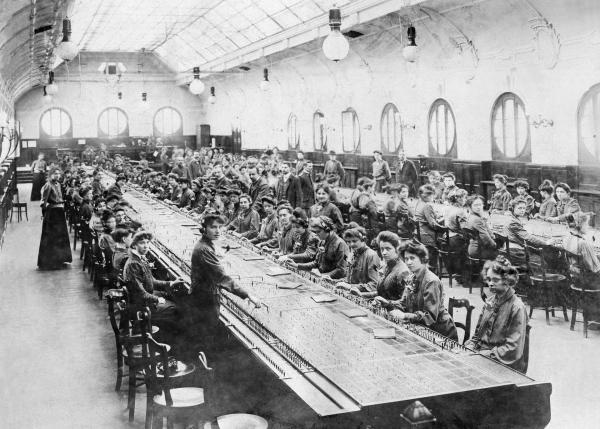 Bild 1 von 15: Telefonistinnen während der Arbeit im Berliner Fernsprechamt, ca. 1905.