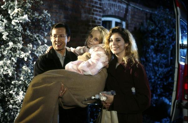 Bild 1 von 3: Daniel (Stephan Schwartz, l.) und Beate (Olivia Pascal, r.) haben Christa (Kristina Pauls, M.) aus dem Krankenhaus entführt und ins Fischerhaus gebracht - dort wartet eine freudige Überraschung auf das kleine, schwerkranke Mädchen.