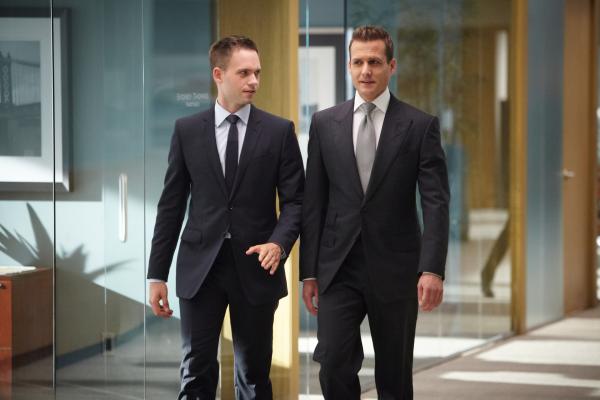 Bild 1 von 2: Mike (Patrick J. Adams, l.) und Harvey (Gabriel Macht, r.) ziehen an einem Strang - nicht nur im Fall, sondern auch gegen ihre eigene Kanzlei. Die Trennung von Darby ist beschlossene Sache, doch das eigentliche Spiel beginnt erst jetzt.