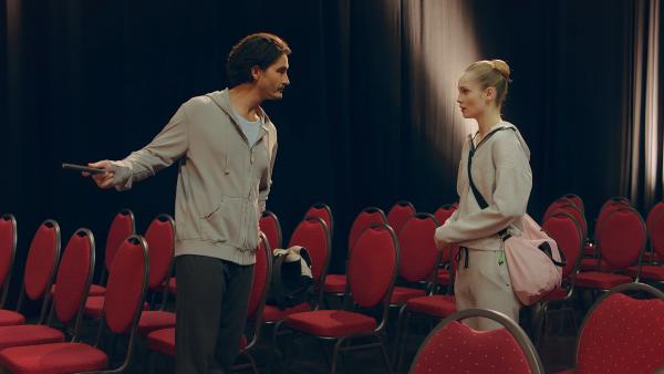 Bild 1 von 6: Der Choreograph Armando Castillo (Rik Young, l.) ist empört, dass Thea (Hannah Dodd, r.) zu spät zu seiner Probe erscheint.
