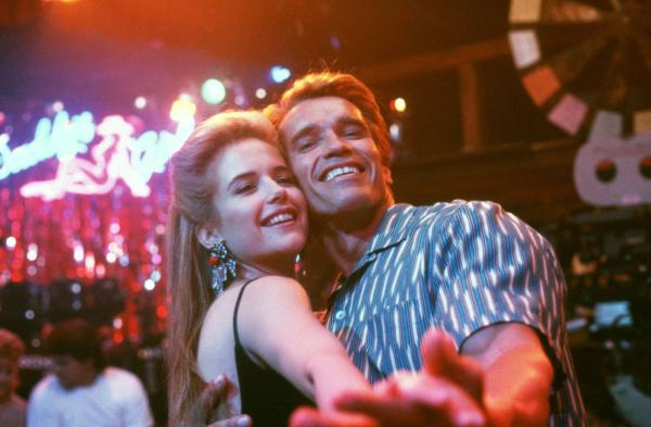 Bild 1 von 13: Mit 27 Jahren noch immer eine männliche Jungfrau: Julius Benedict (Arnold Schwarzenegger, r.) ...