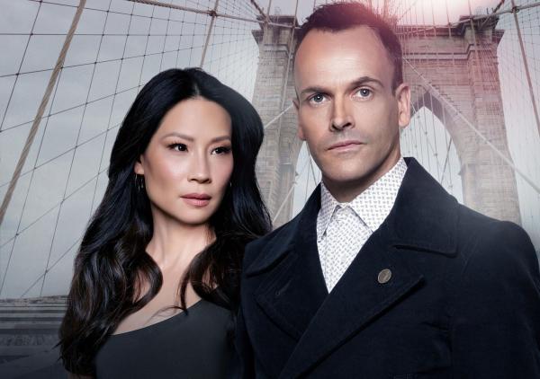 Bild 1 von 7: (5. Staffel) - Ein eigensinniges Ermittlerteam in New York: Sherlock Holmes (Jonny Lee Miller, r.) und Joan Watson (Lucy Liu, l.) ...