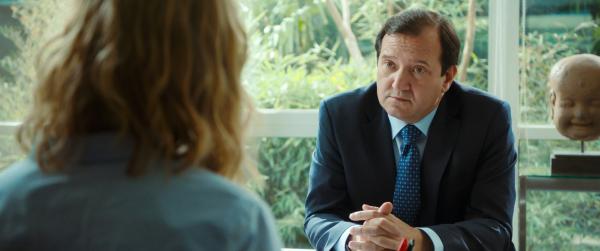 Bild 1 von 12: Alexandra (Karin Viard) weiß, dass ihr Chef Dominique (Philippe Uchan) ein Opportunist ist.