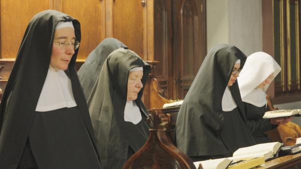 Bild 1 von 6: Die Benediktinerinnen vom Stift Nonnberg beim Komplet (Chorgebet).