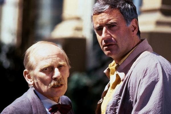 Bild 1 von 3: Patrik Pacard geht seine eigenen Wege und akzeptiert die Einladung der Entführer, um seiner Mutter zu helfen. Der Vater und die durch lange Berufsroutine schon miteinander befreundeten russischen und amerikanischen Geheimdienstler können nichts anderes unternehmen, als den gefährlichen Weg des Jungen so gut es geht abzuschirmen. Von links: Charkow (Jan Biczycki) und Peter Pacard (Peter Bongartz)