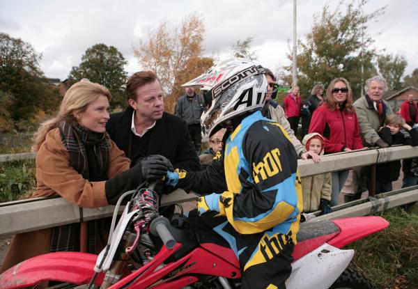 Bild 1 von 1: (Noah Waldfogel, 3.v.links) zu seinem Sieg im Motocross-Rennen.