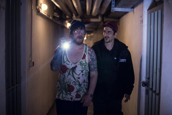 Bild 1 von 3: Sol (Eko Fresh, r.) und Hardy (Sascha Reimann, l.) sind im Keller auf \