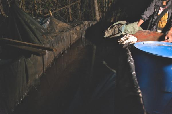 Bild 1 von 4: In den Drogenlabors im Dschungel werden die Coca-Blätter mit diversen Chemikalien behandelt, um den Wirkstoff zu extrahieren.