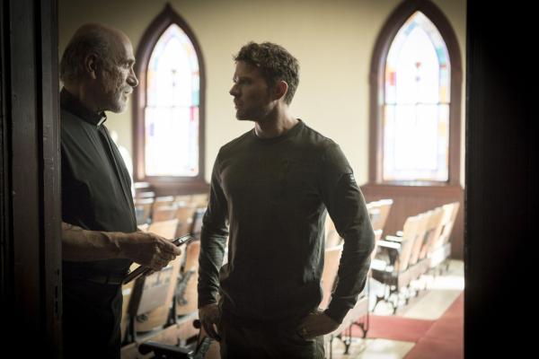 Bild 1 von 4: Priester (Tony Amendola, l.); Bob Lee Swagger (Ryan Phillippe, r.)