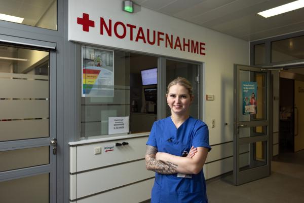 Bild 1 von 13: Janina Buhe (24) hat direkt nach der Schule eine Ausbildung zur Gesundheits- und Krankenpflegerin im Wriezener Krankenhaus absolviert. Seit zwei Jahren arbeitet sie in der Notaufnahme der Klinik.