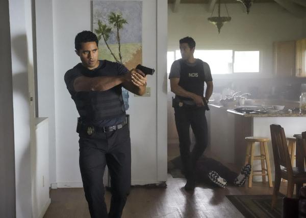 Bild 1 von 8: Jesse Boone (Noah Mills, l.); Kai Holman (Alex Tarrant, r.)