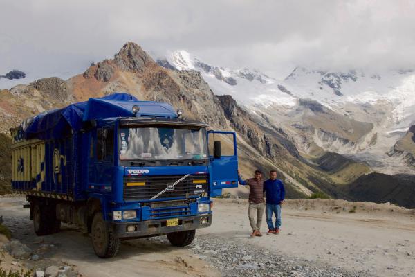 Bild 1 von 5: Traumstraße: Auf ihrem Weg nach Huaráz kommen LKW-Fahrer Antonino und sein Sohn Alex am höchsten Berg Perus vorbei, dem Huascarán (6768m).