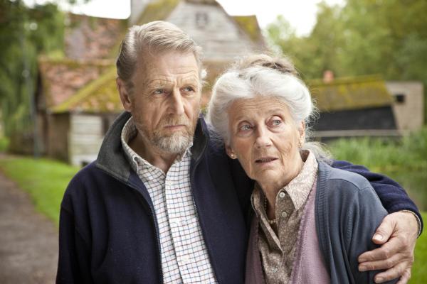 Bild 1 von 2: William Bingham (Edward Fox) und seine Frau Mary (Phyllida Law) haben sich völlig von der Welt abgeschottet. Beide sind nie darüber hinweggekommen, dass ihre ältere Tochter und ihr Sohn in den 60er Jahren nach einem schweren Familienstreit bei einem Autounfall ertrunken sind.