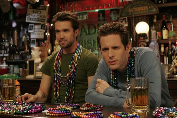 Bild 1 von 10: Mac (Rob Elhenny, l.) und Dennis (Glenn Howerton, r.) diskutieren über das Rauchen in Bars und die amerikanischen Freiheitsrechte. Mit ungeahnten Folgen für das Pub ...