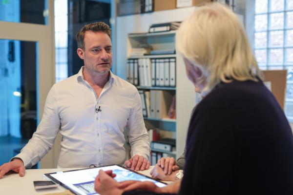 Bild 1 von 8: Experte Oliver Huth (l.) spricht mit Profiler Axel Petermann (r.) über den Fall Calogero C.