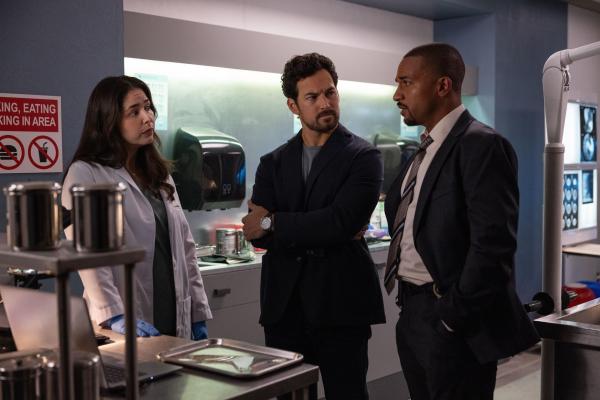 Bild 1 von 6: Cole Ellis (Giacomo Gianniotti, M.); Detective Simmons (Michael Xavier, r.)