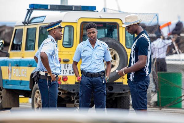 Bild 1 von 33: Im Bild (v.li.): Tobi Bakare (Officer Jean-Pierre Hopper), Tahj Miles (Marlon Price), Buom Tihngang (Ollie Gordon).