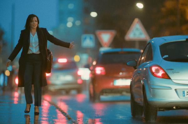 Bild 1 von 5: Auf der Suche nach einer Mitfahrgelegenheit: Um an ihr Ziel zu kommen, verlangt jede Stunde neue Improvisationen, kleine Gefälligkeiten und riskante Entscheidungen von der verzweifelten Julie (Laure Calamy).