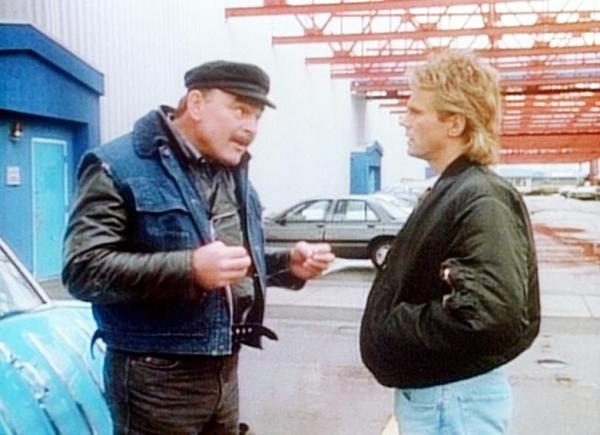 Bild 1 von 11: MacGyver (Richard Dean Anderson, r.) will dem ehemaligen Häftling Dent (Dick Butkus, l.) eine Chance geben.