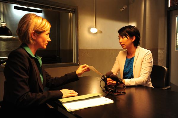Bild 1 von 15: Martina Seiffert (Astrid M. Fünderich, l.) und Maylin Huber (Minh-Khai Phan-Thi, r.).