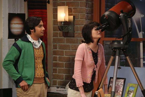 Bild 1 von 8: Während Leonard eine Stelle in Übersee angeboten bekommt, geht Raj (Kunal Nayyar, l.) in seiner Beziehung mit Lucy (Kate Micucci, r.) einen Schritt zu weit ...