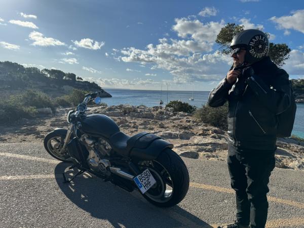 Bild 1 von 6: Simon Petutschnig kommt an den Strand in Mallorca während den Dreharbeiten zur RL Sreruvs TV