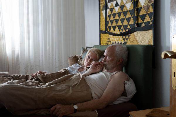Bild 1 von 7: Dr. Diestelfink (Corinna Kirchhoff) und Peter (Michael Gwisdek) sprechen über Peters Tochter, die extra aus Amerika zu seinem Geburtstag gekommen ist.