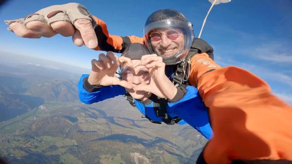 Bild 1 von 17: Im Bild: Fallschirmsprung.