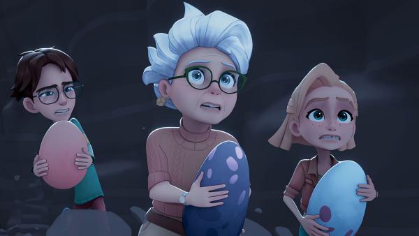 Bild 1 von 3: Leo, Clara und Sophie retten Dino-Eier aus der Höhle.