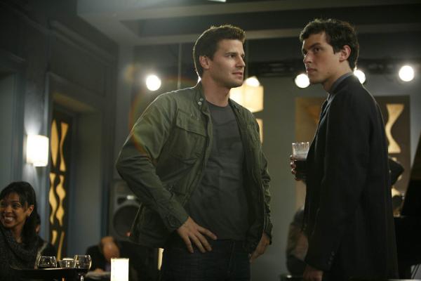 Bild 1 von 10: Booth (David Boreanaz, l.); Lance (John Francis Daley, r.)