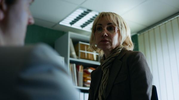 Bild 1 von 9: Der Chefin vom Jugendamt, Frau Rottenborn (Kathrin Angerer), ist die WG längst ein Dorn im Auge.