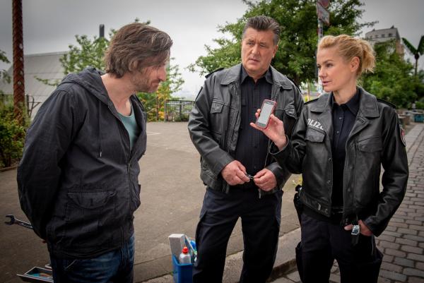 Bild 1 von 9: Bei der Befragung von Felix leiblichem Vater (Jonas Hien) müssen Franzi (Rhea Harder-Vennewald) und Hans (Bruno F. Apitz, M.) feststellen, dass dieser keinerlei Interesse an seinem Sohn hat.