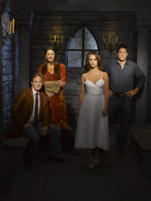 Bild 1 von 50: (4. Staffel) - Melinda (Jennifer Love Hewitt, 2.v.r.) ist immer wieder auf die Hilfe von ihrem Mann Jim (David Conrad, r.), ihrer Freundin Delia (Camryn Manheim, 2.v.l.) und Professor Rick Payne (Jay Mohr, l.) angewiesen.