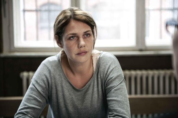 Bild 1 von 15: Für Leonie (Felicitas Woll) ist es die Hölle auf Erden: Obwohl sie ihren Mann über alles liebt, entwickelt sich die Ehe für sie mehr und mehr zum Albtraum. Immer häufiger wird er gewalttätig und erniedrigt sie. Bis die Situation eines Tages eskaliert ...