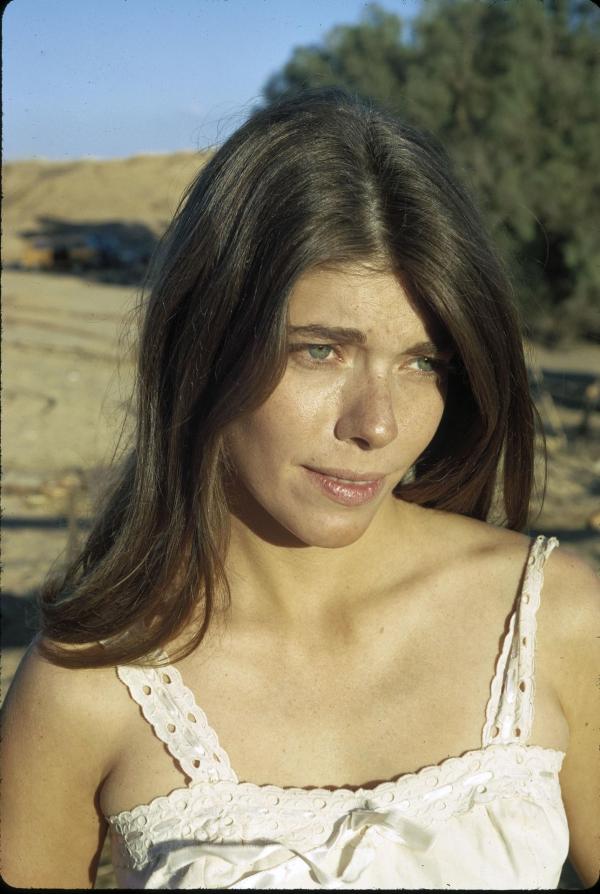 Bild 1 von 5: Esther Spencer (Sian Barbara Allen)