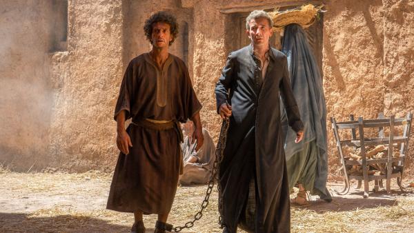 Bild 1 von 4: Priester Valentino (Valentino Picone, re.) erwischt den Ganoven Salvo (Salvatore Ficarra) in der Kirche mit einer gestohlenen Figur. Als Salvo flieht und Valentino ihn verfolgt, gelangen sie durch einen Zeittunnel ins Jahr Null, dem Zeitpunkt der Geburt Christi. Valentino hofft, dass Maria ein Wunder vollbringen kann und sie in ihre Zeit zurückschickt. Doch auch die Späher von Herodes sind ihnen bereits auf der Spur.