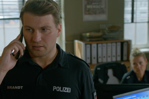 Bild 1 von 5: Nick (Raúl Richter) erfährt von Liane Philipp, dass ein Video mit ihnen beiden online gestellt wurde, welches ihm beruflichen Schaden zufügen könnte.