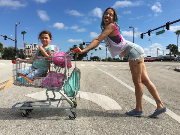 Bild 1 von 12: Von links: Moonee (Brooklynn Prince) und ihre Mutter Halley (Bria Vinaite) lassen sich die gute Laune nicht verderben.