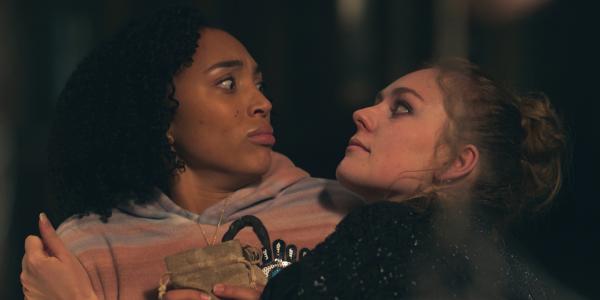 Bild 1 von 3: Juliet (Briony Priestman, r.), seit Jahrhunderten gefangen, will sich endlich aus ihrer Zwischenwelt befreien. Das geht nur mit der Hilfe von Cece (Hailey Romain, l.).© ZDF/2023 Cottonwood Media/ZDF Studios/ Opéra National de Paris - Honorarfreie Verwendung gemäß AGB im engen inhaltlichen redaktionellen Zusammenhang mit genannter Sendung bei Nennung \