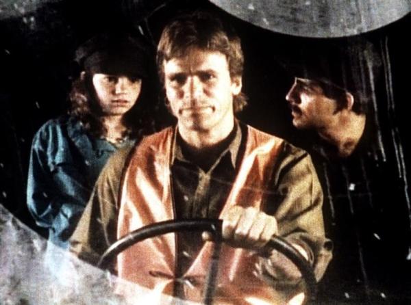 Bild 1 von 12: MacGyver (Richard Dean Anderson, M.), Jana (Kelly McClain, l.) und ihr Bruder Bruno (Robert Hallak, r.) sind auf der Flucht.