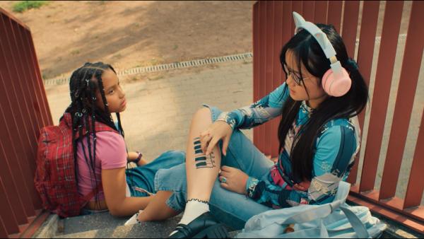 Bild 1 von 3: Milli (Marie Ngando Schröter, links) ist enttäuscht, weil Châu (Ngoc Nhi Ha Tran, rechts) tatsächlich in der Band Klavier spielen will und somit nichts mit ihr zusammen für die Musik-AG machen wird. Da Châu blutige Anfängerin ist, muss sie üben.
© ZDF/ Studio Zentral - Honorarfreie Verwendung gemäß AGB im redaktionellen Zusammenhang mit genannter Sendung bei Nennung \