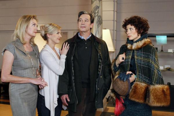 Bild 1 von 12: Elisabeth (Birte Berg, l.), Alexandra (Ivonne Schönherr, 2.v.l.) und Emily (Anna Schäfer, r.) atmen erleichtert auf, als sich herausstellt, dass Julius (Günter Barton, 2.v.r.) wohlauf ist und sich von seinem Schwächeanfall schnell erholt ...