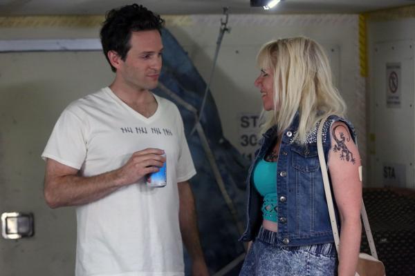 Bild 1 von 8: Dennis Reynolds (Glenn Howerton, l.); Lizzie (Jennifer Elise Cox, r.)