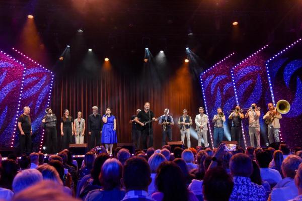 Bild 1 von 39: Im Bild (v.li.): Intendant und Gastgeber Andreas Vitásek, Sebastian Humi, Barbara Eichberger, Christina Kiesler, Dirk Stermann, Isabell Pannagl, Thomas Stipsits, Christof Spörk und \