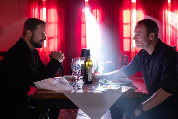 Bild 1 von 1: Im Bild: Philipp Hochmair (Lukas Geier), Mark Waschke (Roland Büttner).