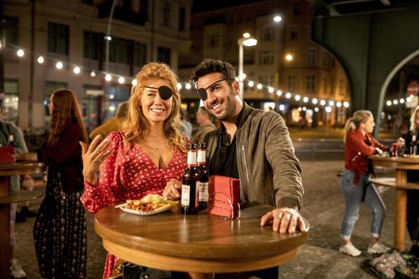 Bild 1 von 8: Sunny (Palina Rojinski, l.); Milo (Elyas M'Barek, r.)