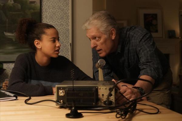 Bild 1 von 4: Mia Evans (Ashley Aufderheide, l.); Ed (Clancy Brown, r.)