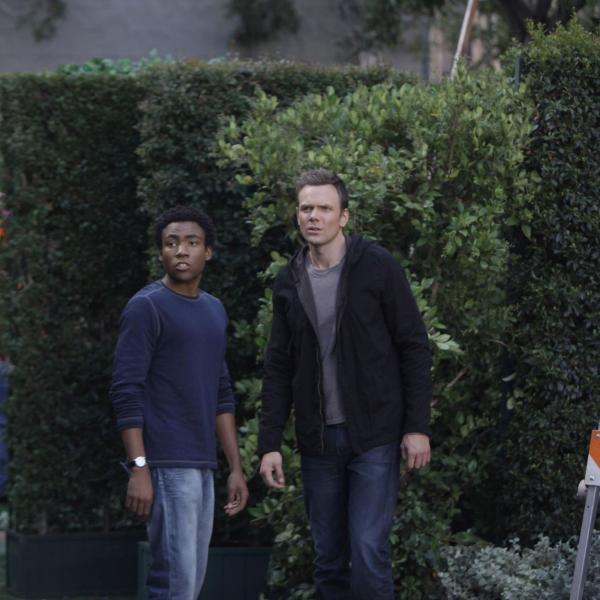 Bild 1 von 26: Nachdem Jeff (Joel McHale, r.) und Troy (Donald Glover, l.) herausfinden, dass der Hausmeister ein geheimes Trampolin auf dem College-Gelände versteckt hält, entdecken sie eine neue Möglichekit, sich zu entspannen ...